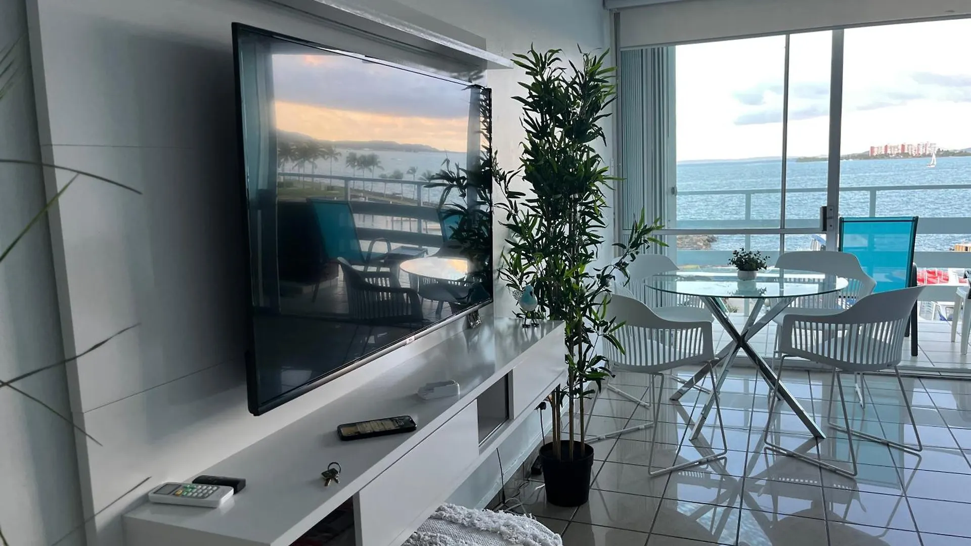 Beautiful Ocean Blue Love Oceanfront Apartment Fajardo