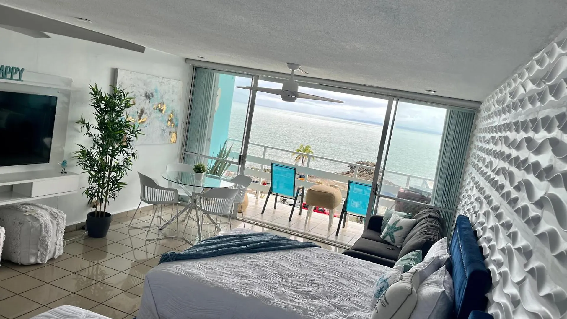 Beautiful Ocean Blue Love Oceanfront Apartment Fajardo